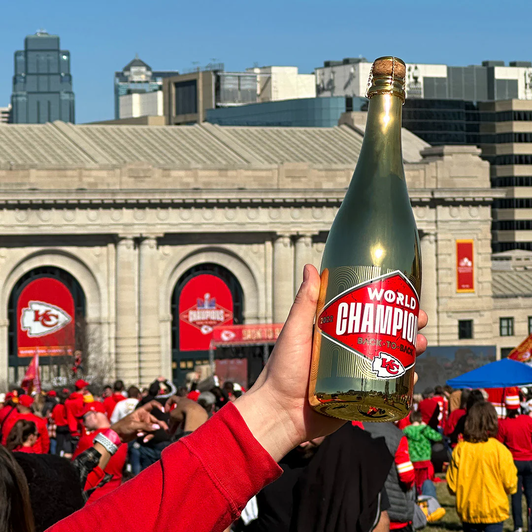 Chiefs 2023 Champions Logo Metallic Gold Bubbly - Image 2