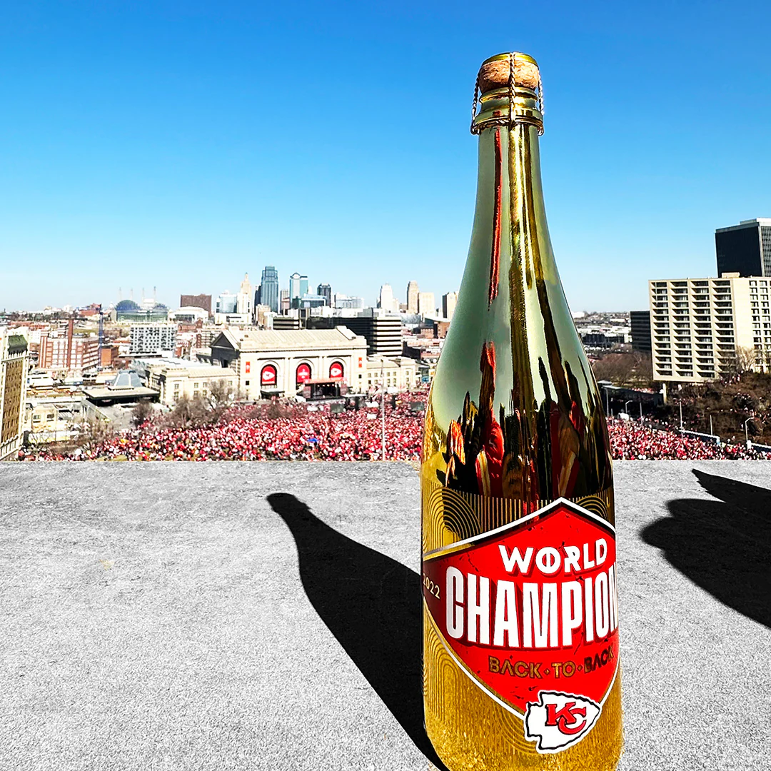 Chiefs 2023 Champions Logo Metallic Gold Bubbly - Image 3
