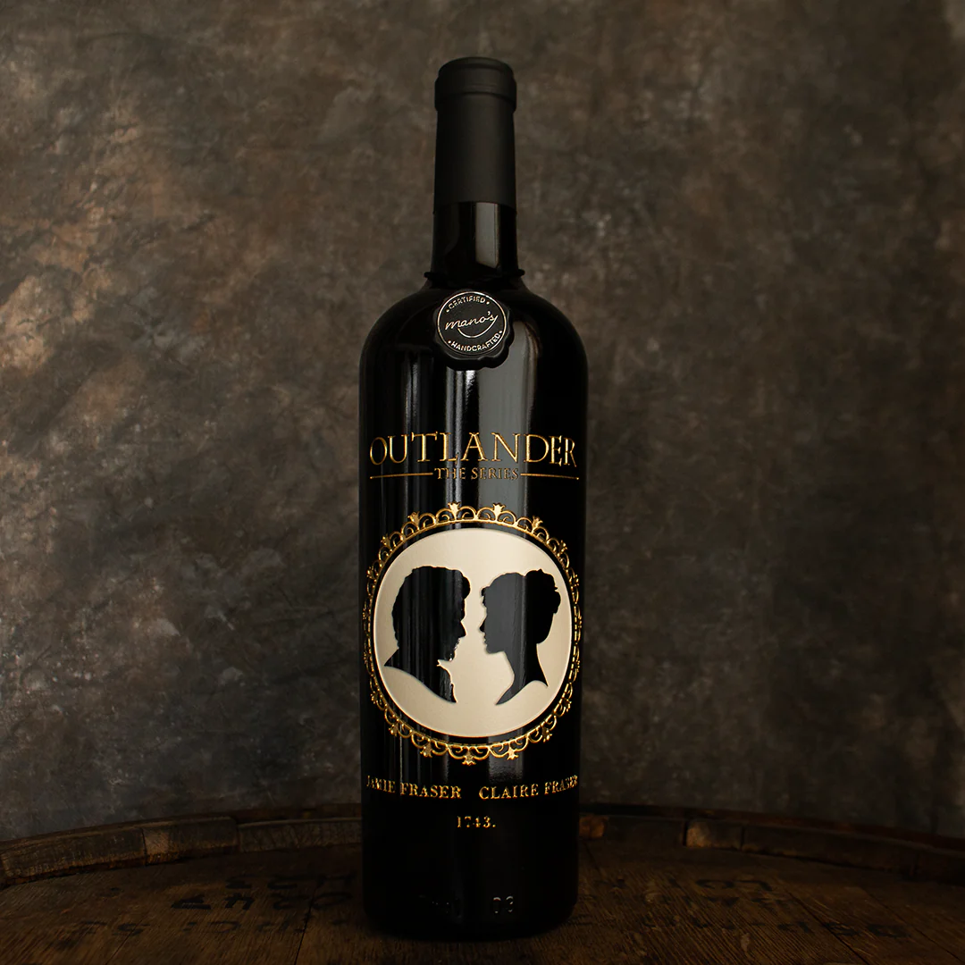 Outlander Jamie and Claire Silhouette Etched Wine Bottle - Image 2