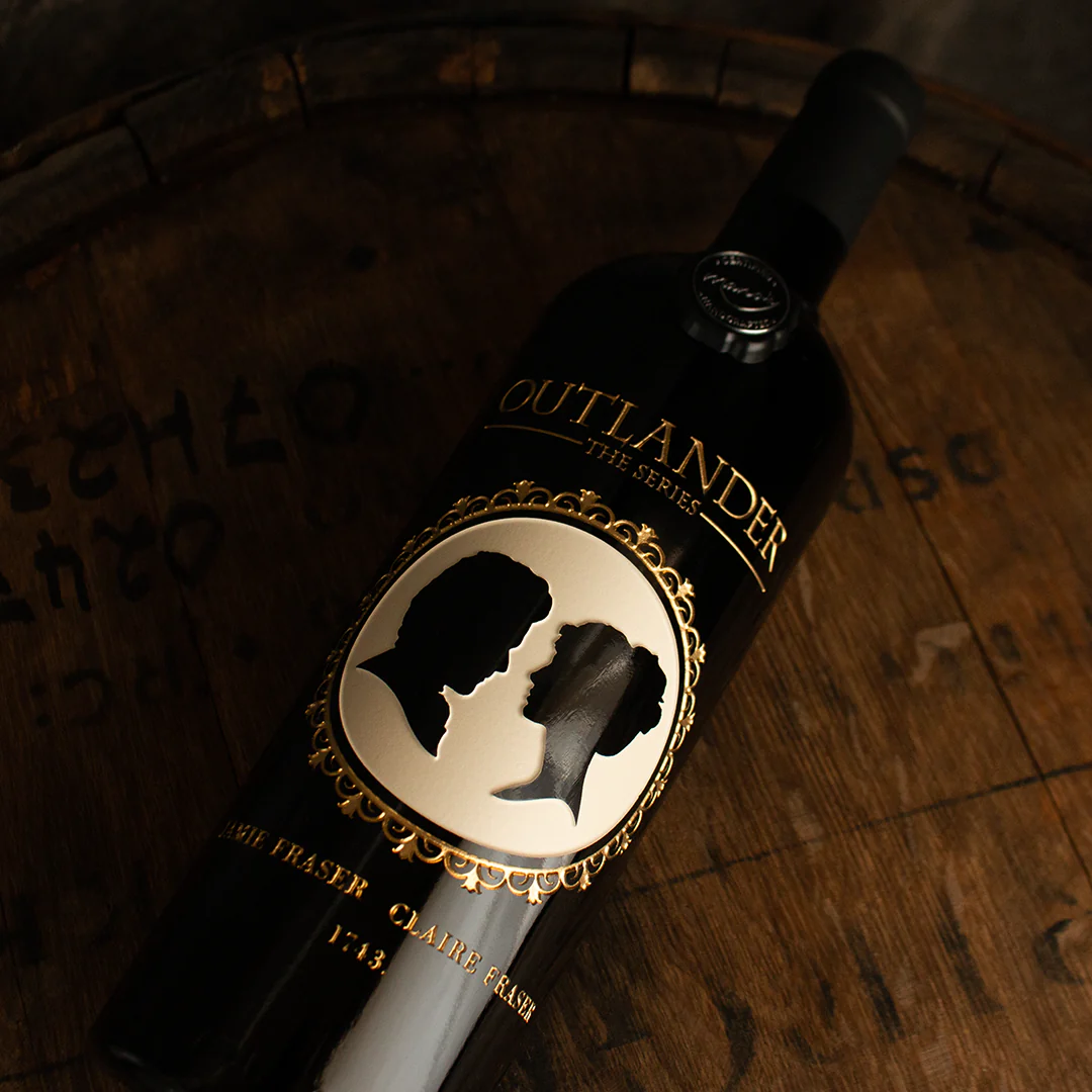 Outlander Jamie and Claire Silhouette Etched Wine Bottle - Image 3