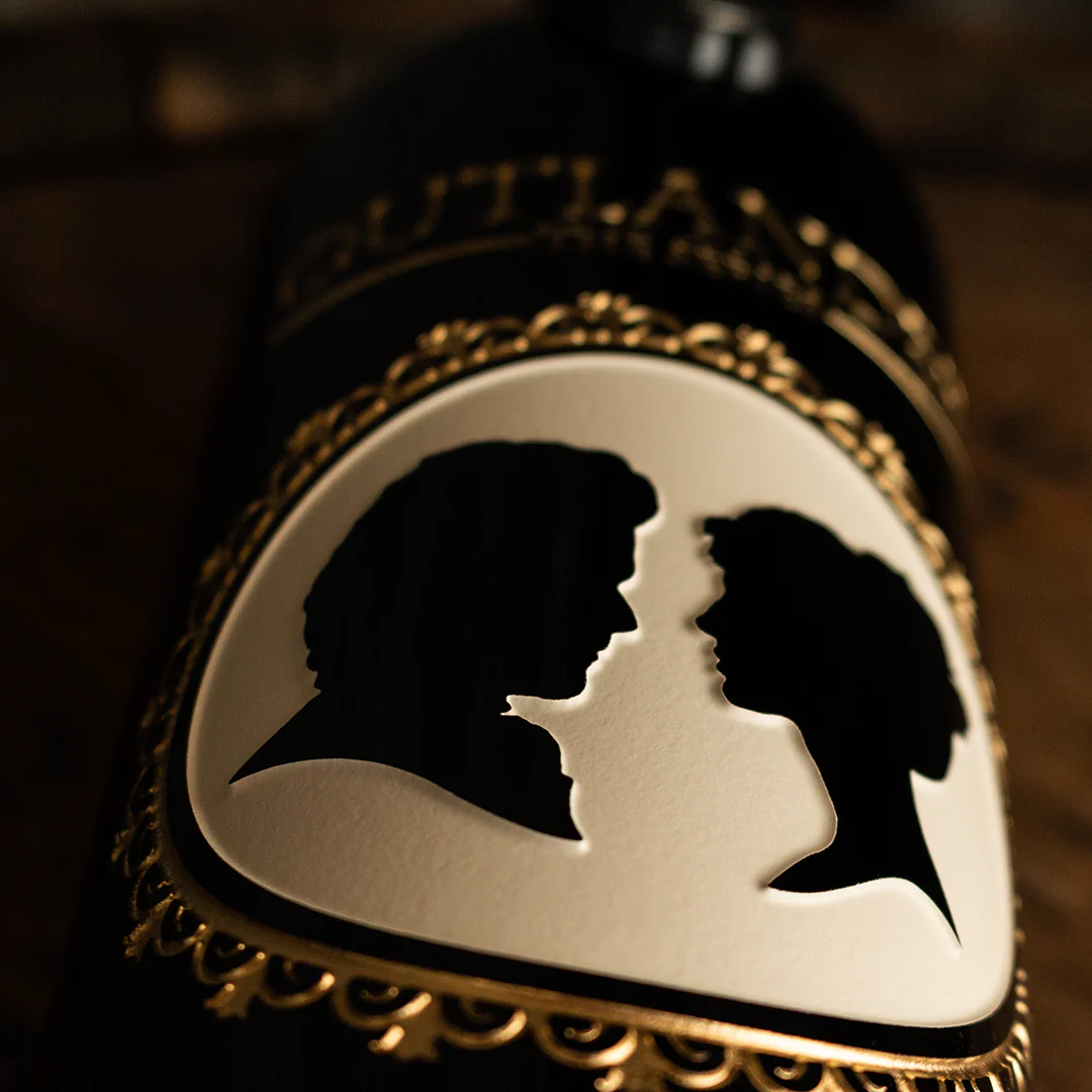Outlander Jamie and Claire Silhouette Etched Wine Bottle - Image 4