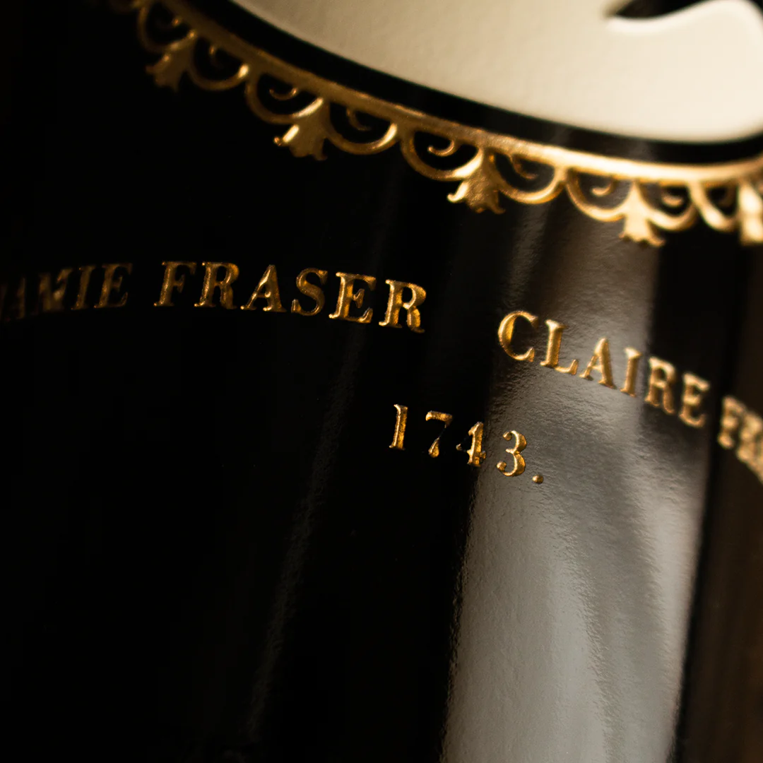 Outlander Jamie and Claire Silhouette Etched Wine Bottle - Image 5
