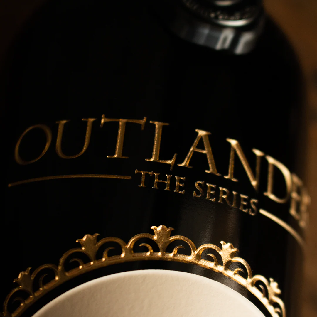 Outlander Jamie and Claire Silhouette Etched Wine Bottle - Image 6